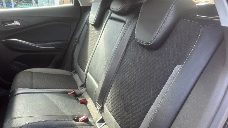 Vauxhall Grandland X 1.5 Turbo D Business Edition Nav 5dr Diesel Hatchback